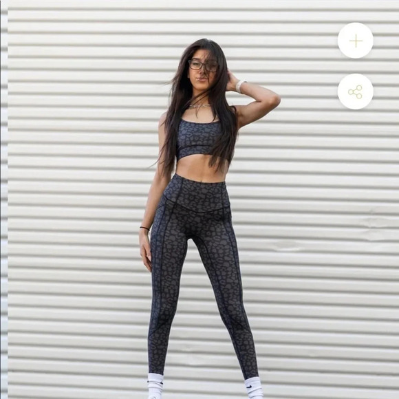 Til You Collapse Essential‎ sports bra black size medium  Black Leopard print - Picture 1 of 9